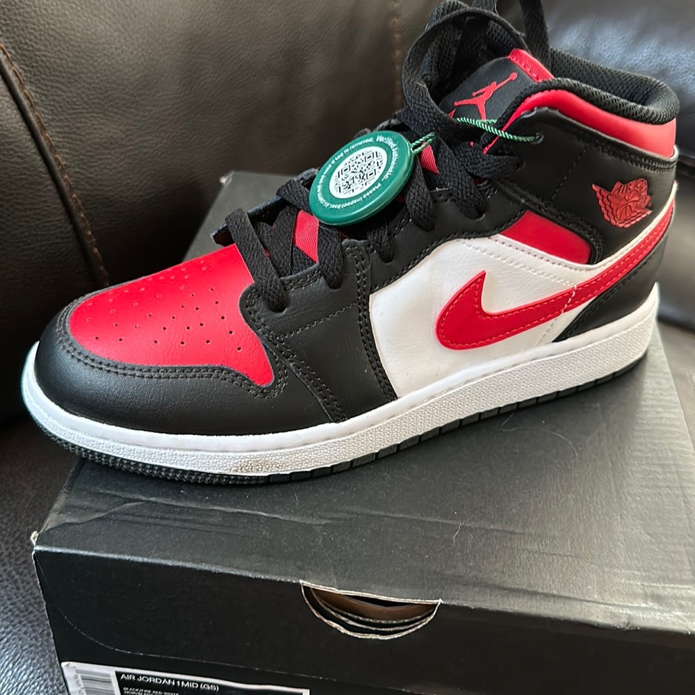 Air Jorden 1 Mid. Size 4.5. My son wore them once.